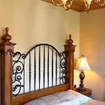 Boutique Kokkino Spiti Weria